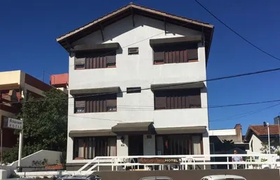 Fachada del hotel Acuarium en Villa Gesell