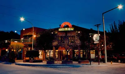 Fachada del hotel Arco Iris en Villa Gesell