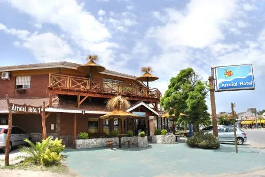 Fachada del hotel Arraial en Villa Gesell