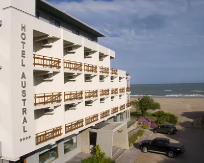 Fachada del hotel Austral en Villa Gesell