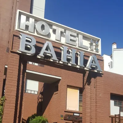Fachada del hotel Bahía en Villa Gesell