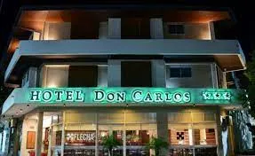 Fachada del hotel Don Carlos en Villa Gesell