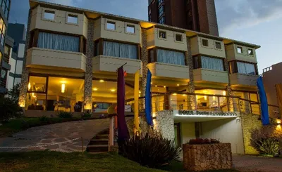 Fachada del hotel Fonte Arcada en Villa Gesell