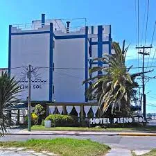 Fachada del hotel Pleno Sol en Villa Gesell