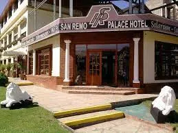 Fachada del hotel San Remo Palace en Villa Gesell