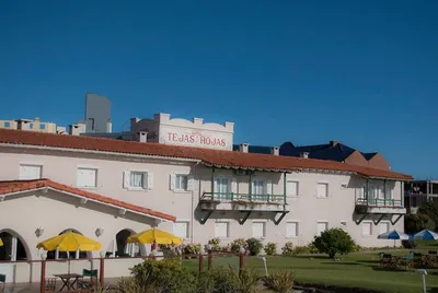 Fachada del hotel Tejas Rojas en Villa Gesell