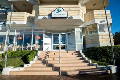 Fachada del hotel Villa Gesell Spa & Resort en Villa Gesell