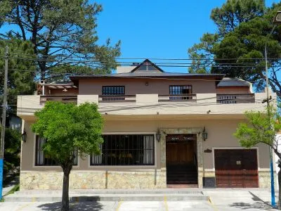 Fachada del hotel Vireo en Villa Gesell